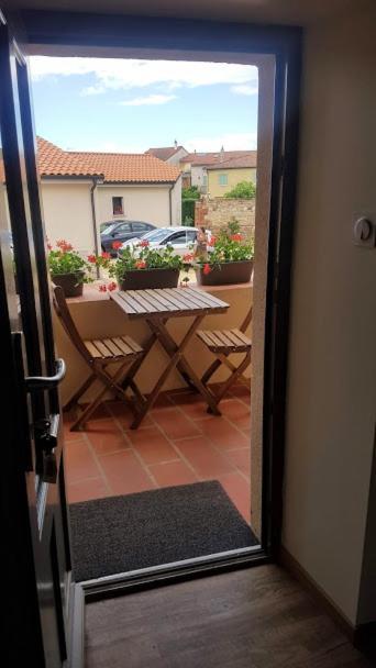 Holiday home Chez Francine La Cheneviere Saint-Remy-de-Chargnat